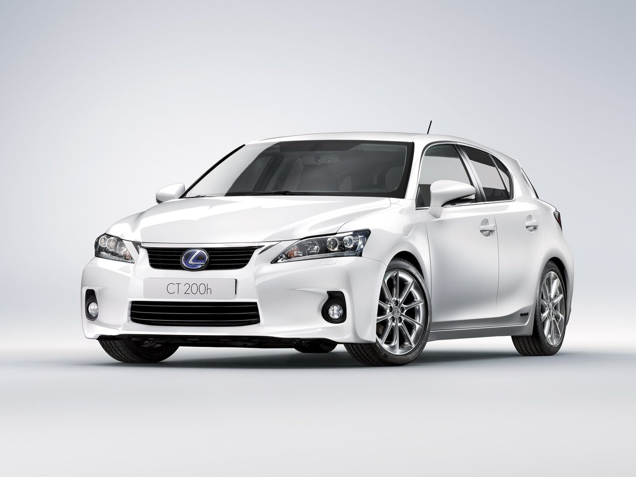 Lexus СТ-200H
